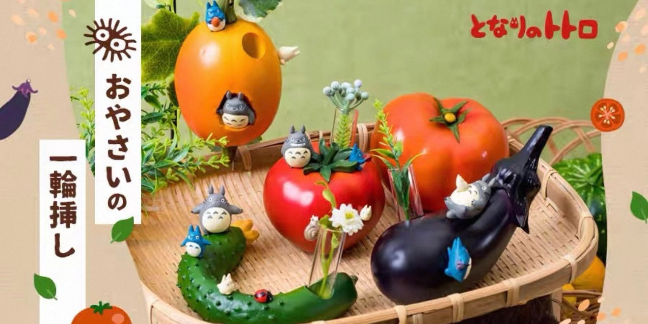 42582 The World of Studio GHIBLI: My Neighbor Totoro Desk Display (Tomato)