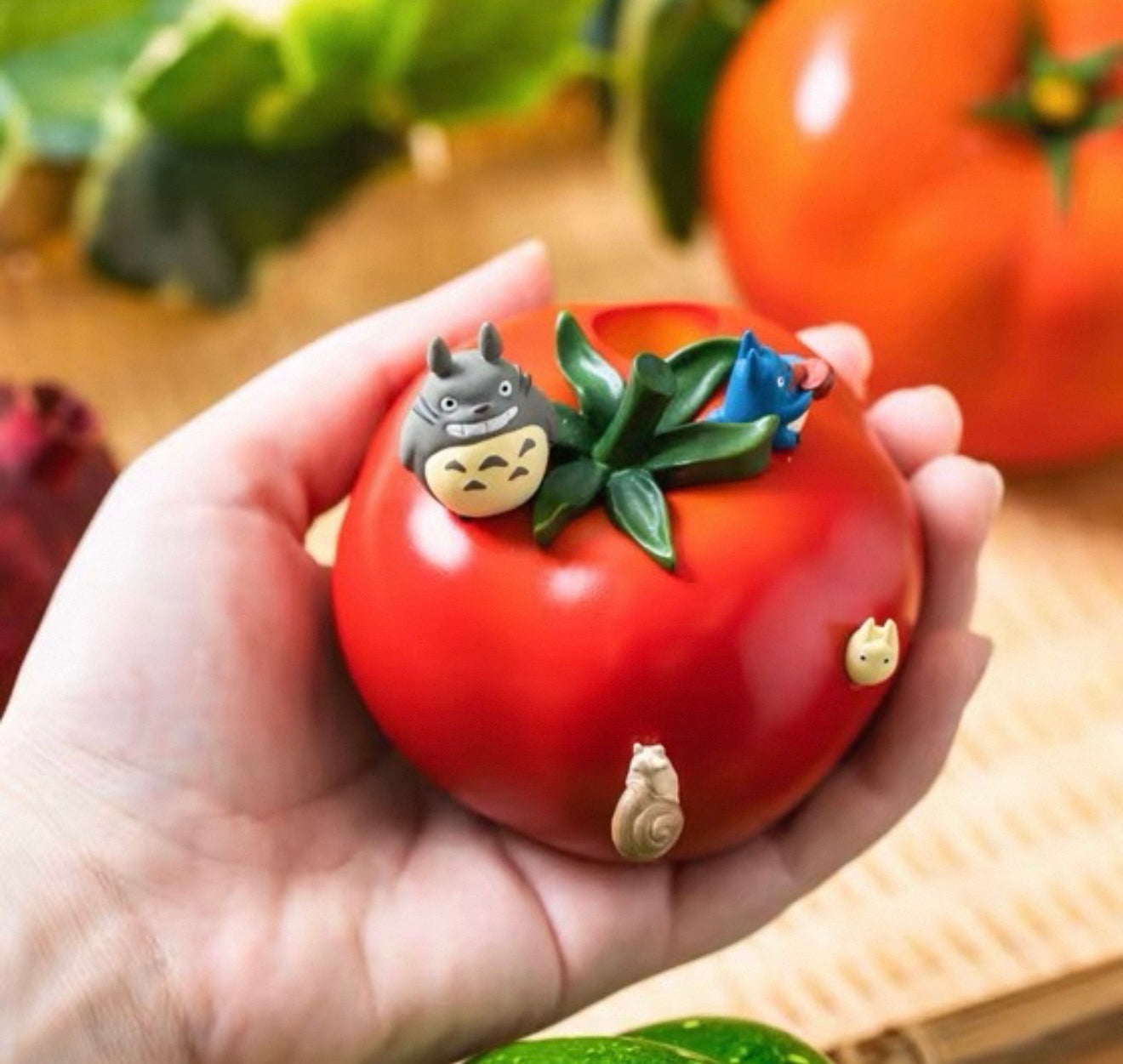 42582 The World of Studio GHIBLI: My Neighbor Totoro Desk Display (Tomato)