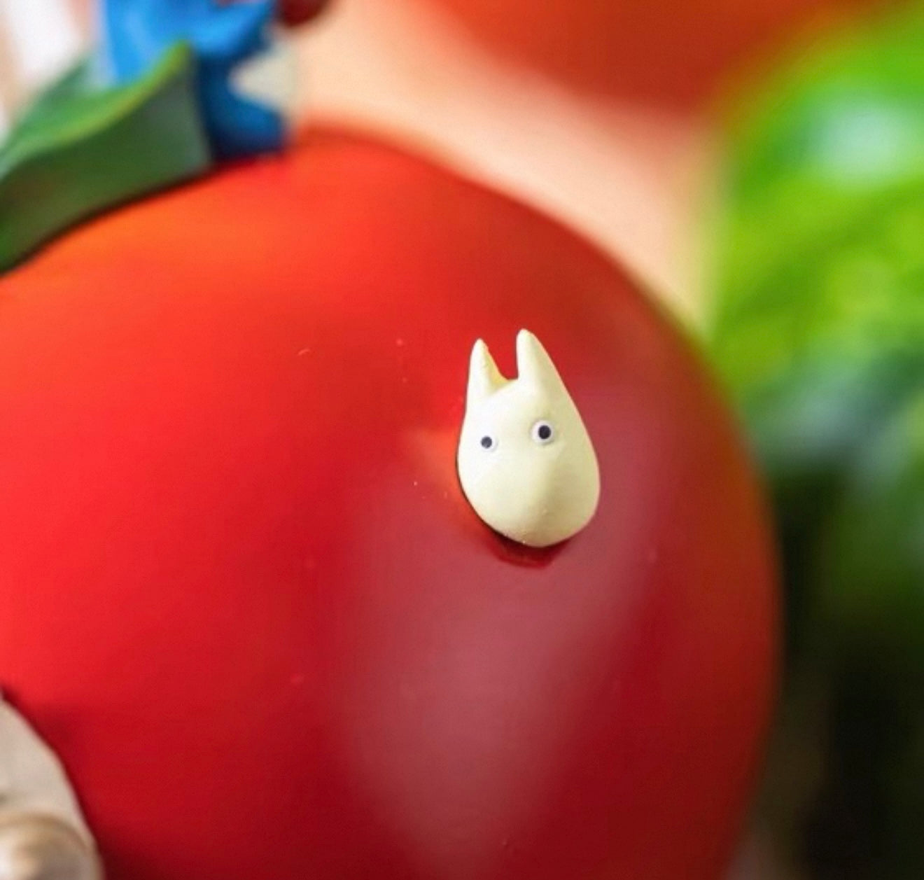 42582 The World of Studio GHIBLI: My Neighbor Totoro Desk Display (Tomato)