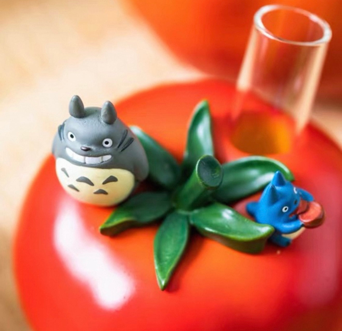 42582 The World of Studio GHIBLI: My Neighbor Totoro Desk Display (Tomato)
