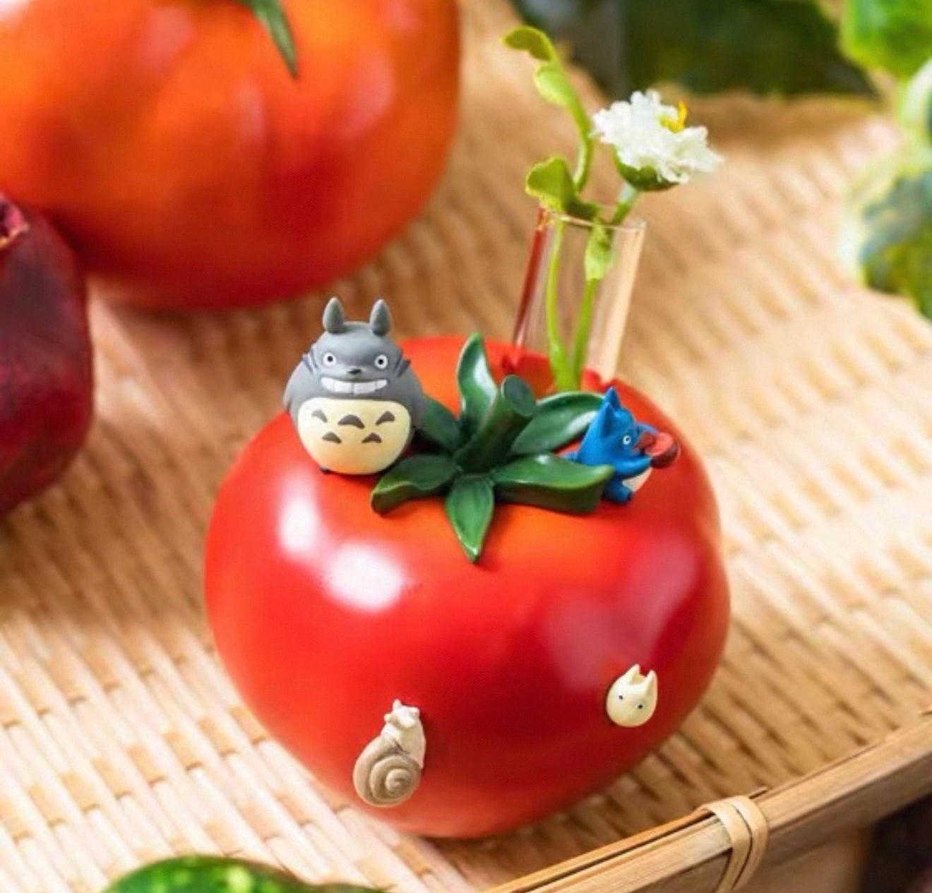 42582 The World of Studio GHIBLI: My Neighbor Totoro Desk Display (Tomato)