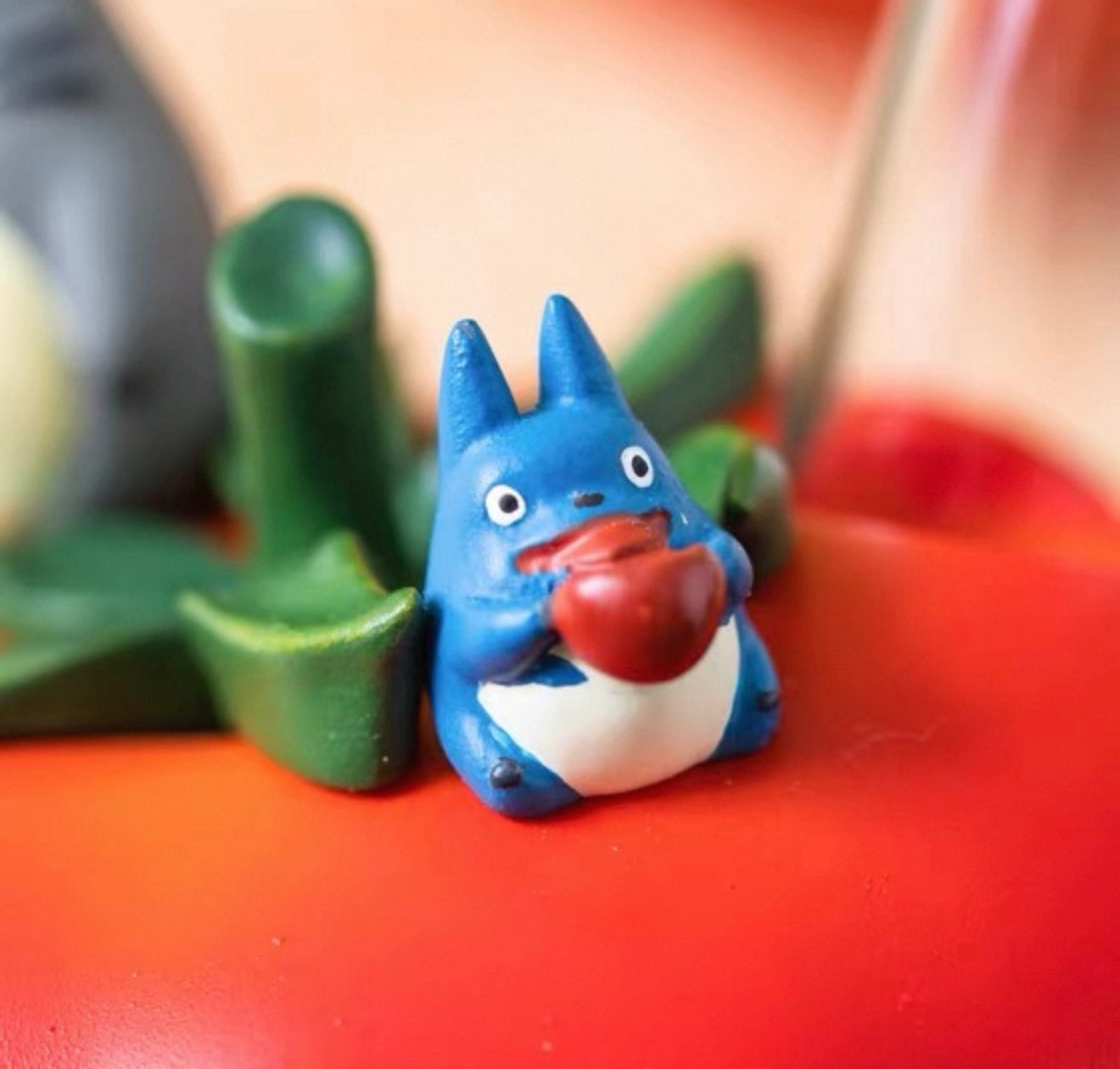 42582 The World of Studio GHIBLI: My Neighbor Totoro Desk Display (Tomato)